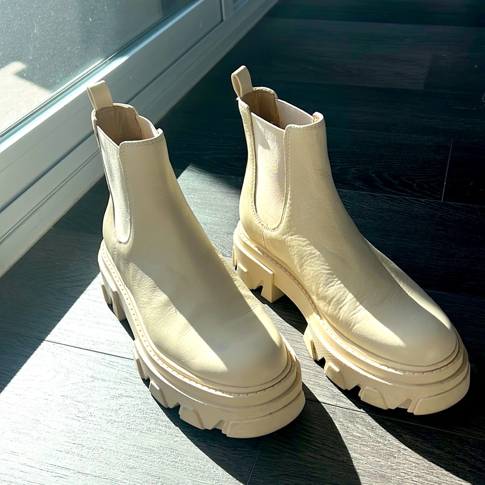 Sam Edelman white boot